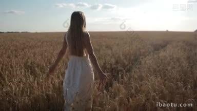在蓝色下的夏天，快乐的长金发女人穿着白色连衣裙走在金色的麦田上
